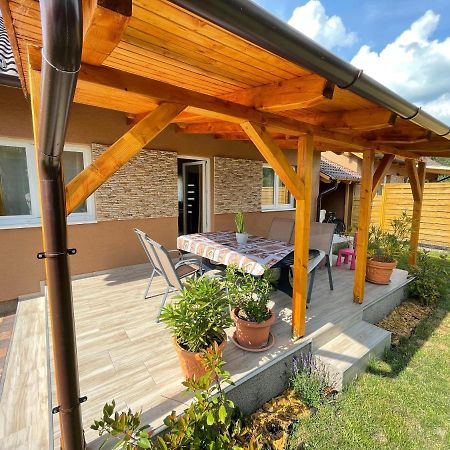 Lilla Apartman Balatonkeresztúr Exterior foto